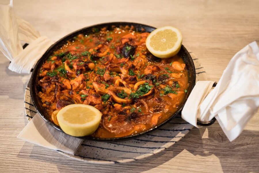 PREMIUM TAPAS TOUR: Paella, Market Tastings, and Winery - Who should book this experience