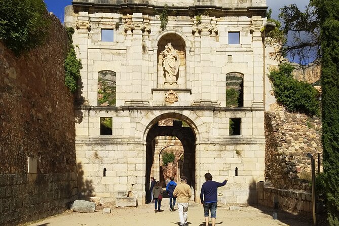 Priorat tour to 3 small wineries and hotel pick-up - What the guides add to the day