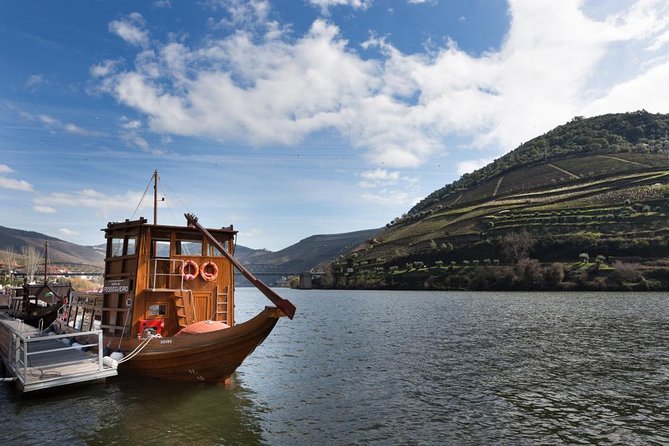 Private Douro Valley Wine Tour: 2 Wine Estates, Lunch and Cruise - Viewpoints and the road to Pinhão