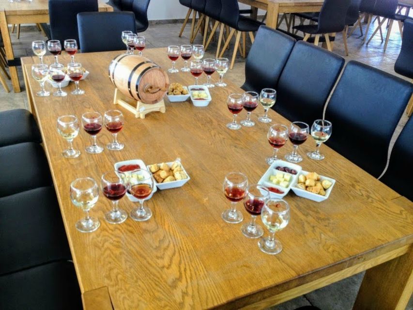 Private Group Visit to Akrotiri & 3 Wineries with Tastings - What the private format adds