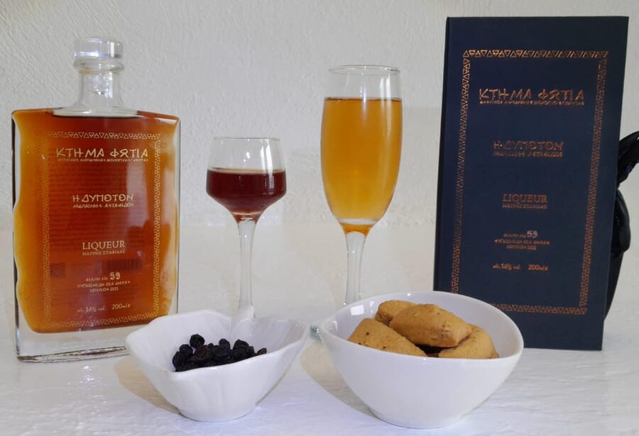 Private organic vineyard visit with liqueur tasting - Who will enjoy this private Santorini experience