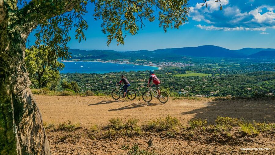 Ramatuelle: Tracks & Tasting Winery Tour by Mountain E-Bike - Setting off along the Route des Plages