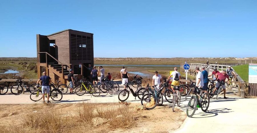 Ria Formosa: Guided Bike Tour (3h), Início na Quinta do Lago - From Quinta do Lago into the Ria Formosa