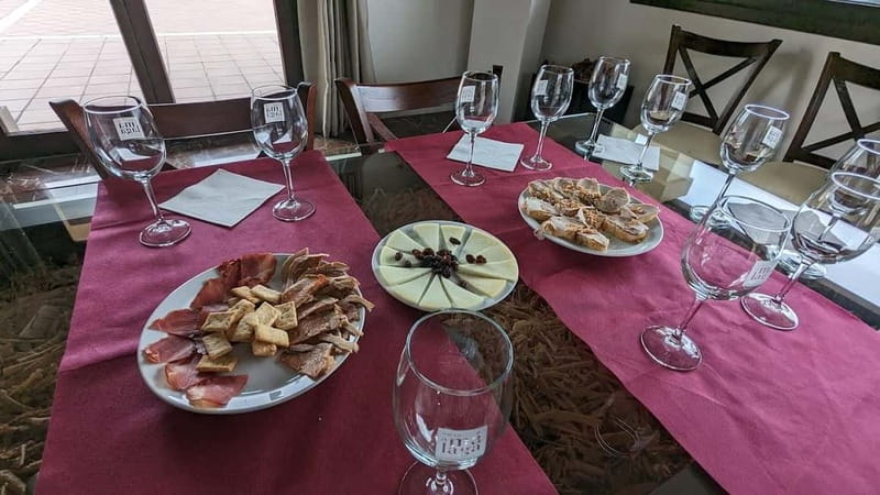 Ronda: Winery Tour with Wine Tasting and Tapas - Arriving at the Family-Run Vineyard
