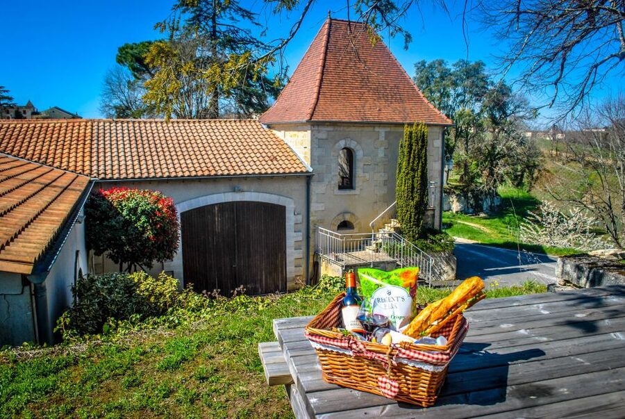Saint-Emilion: Grand Cru Classé Guided Winery Visit & Picnic - Guides and group size make a real difference