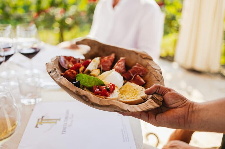 San Gimignano: Tuscan Vineyard Lunch with Wine Tasting - What the two-hour visit feels like