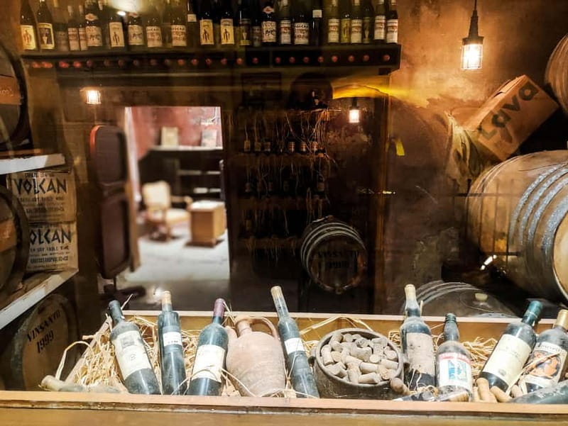Santorini: Wine Tasting in locals wineries - What you actually taste and eat