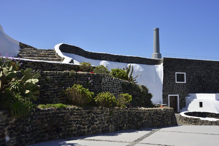 Santorini: Wine Tasting Tour to 3 Wineries with Transfer - Guides, group size, and the ride between wineries