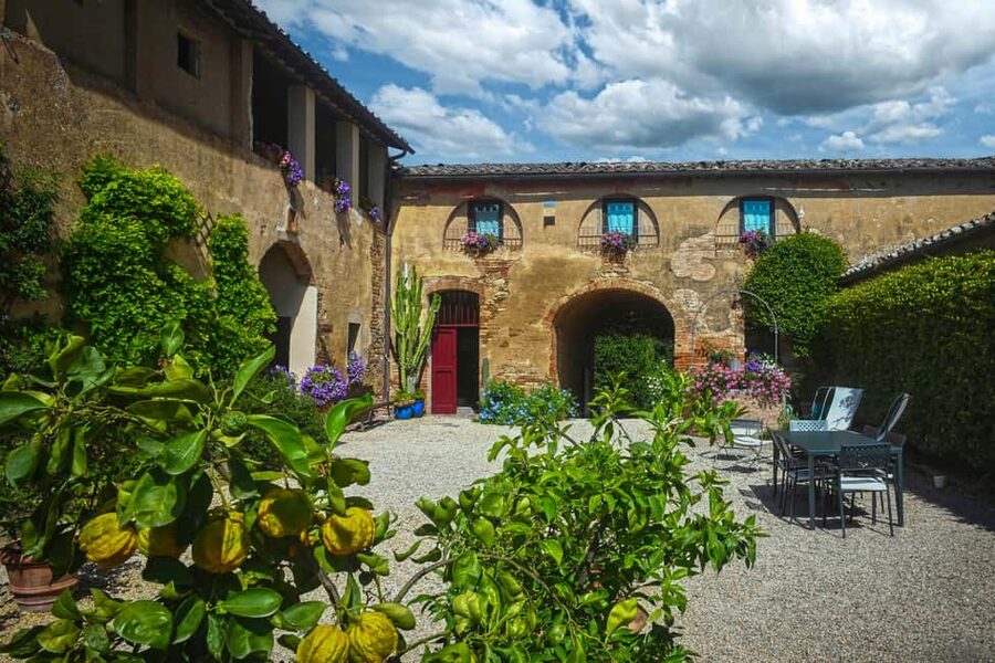 Siena: Organic Winery Tour and Wine Tasting - Reaching La Lastra from central Siena