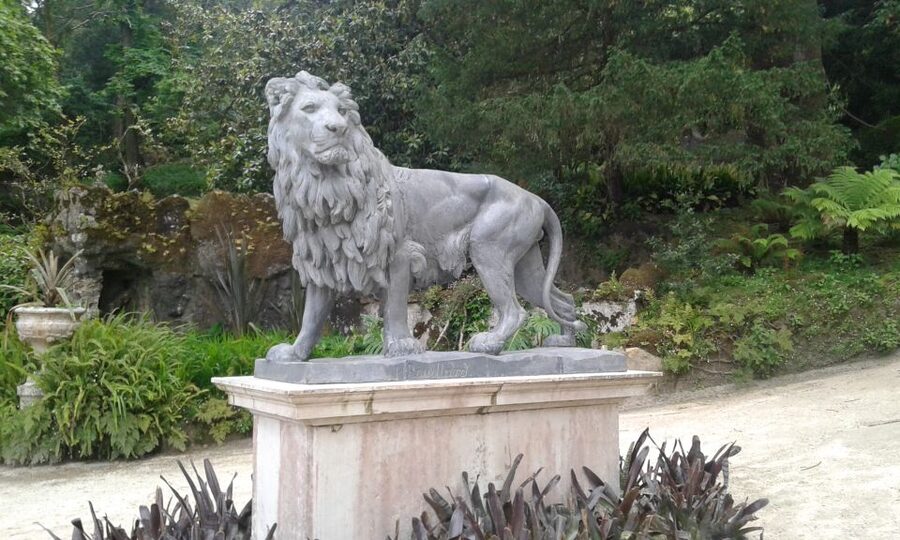 Sintra: Quinta da Regaleira Entry Ticket and Guided Tour - What the guide adds to the strange stories