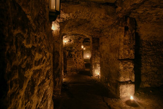 Small Group Ghost Tour incl. Underground Vaults & free drink in Megget's Cellar - Starting at Mercat Cross and joining the Edinburgh mob