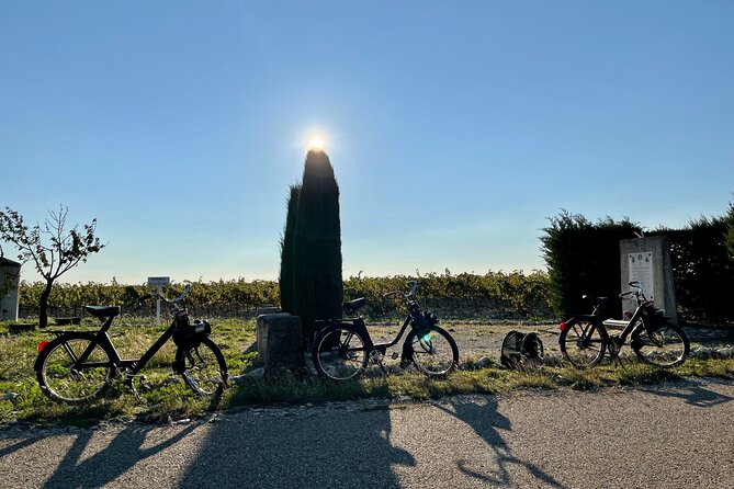Solex tour and tasting at Domaine les Aphillanthes - Passing through the village