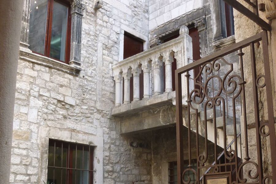 Split: Game of Thrones Tour with Diocletian's Palace Cellar - Vestibul and the Old Town streets