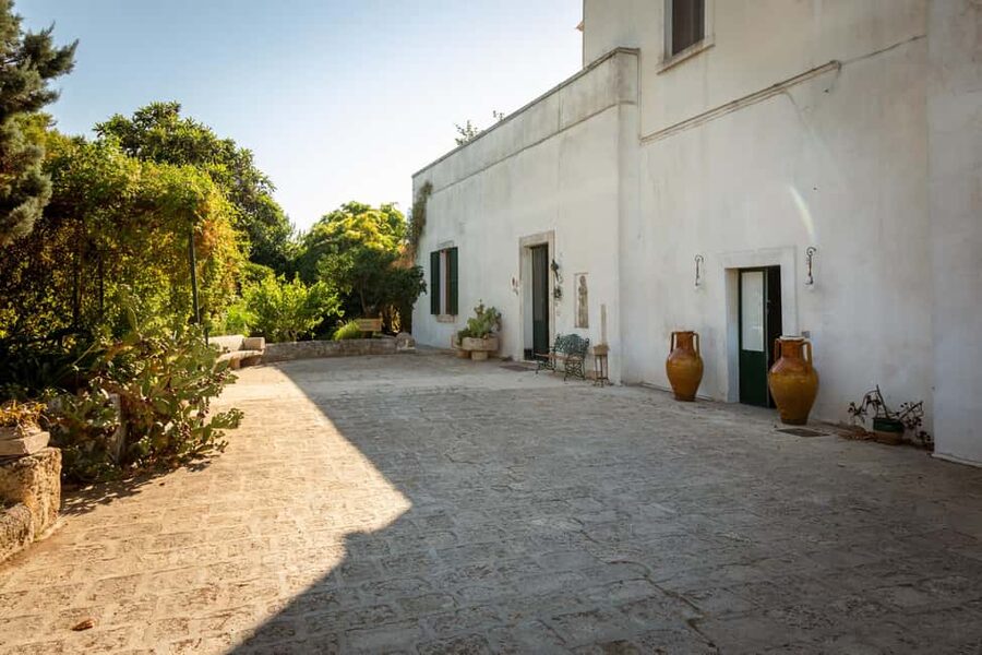Sunset Escape in Lecce: Vineyard Picnic with Wine Tasting - What arrives in the picnic basket