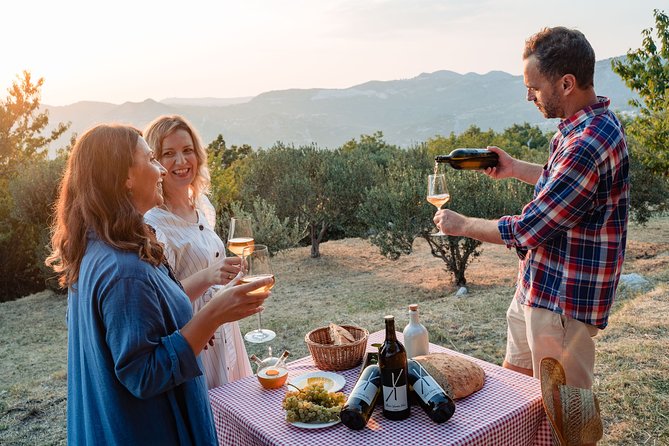 Sunset wine tasting in vineyard - The tasting starts with bread and olive oil