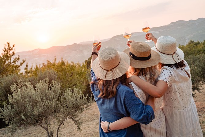 Sunset wine tasting in vineyard - Pickup keeps the evening simple