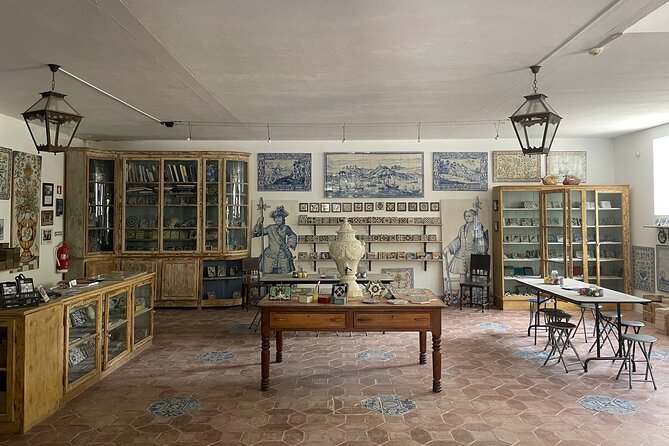Tile painting experience and visit Azeitão wine cellar - Learning to paint a Portuguese tile
