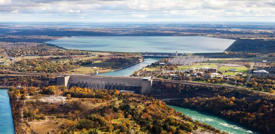 Toronto: Niagara Falls Guided Tour with Winery Stop - What the guide adds to the day