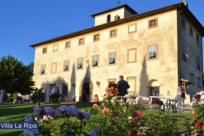 Tour through the vineyards and wine and olive oil tasting in Tuscany - The winery visit and the Villa La Ripa story