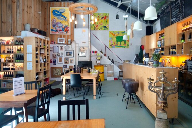 Urban winery tour, premium tasting flight & tapas - The long-table tasting and what comes with it