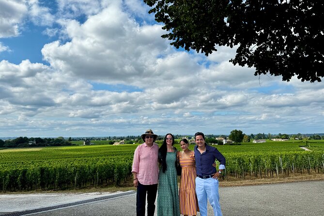 Visit Saint-Emilion and Pomerol:Vineyards, lunch and tastings included - Tasting grape varieties at a Saint-Émilion wine shop
