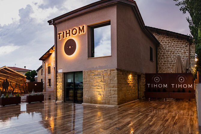 Visit to the winery with a tasting of 3 wines and appetizers - The grapes are the real lesson