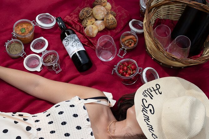 Winery Tour & picnic in the vineyard with a bottle of wine - Timing, meeting point, and the Montalcino question